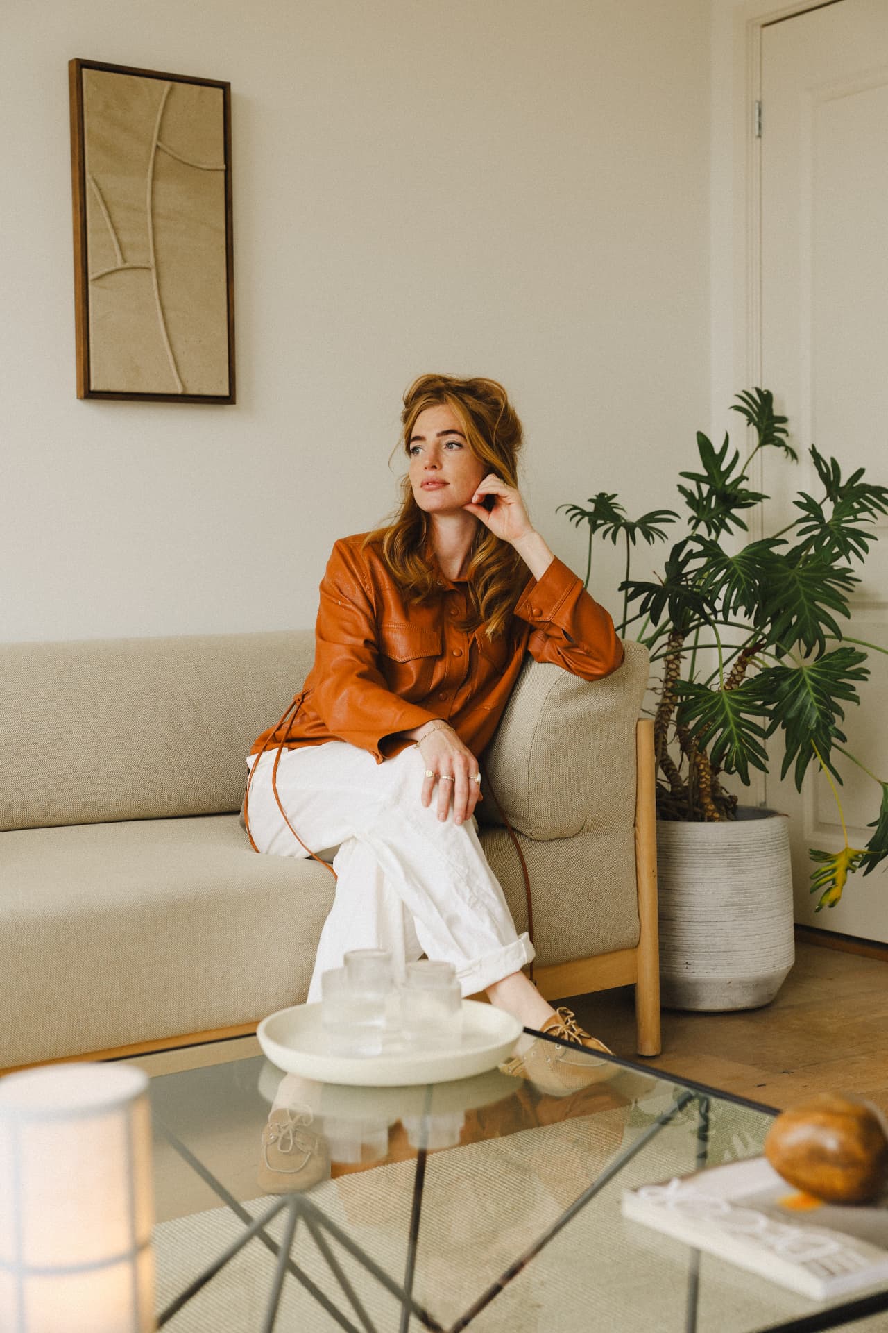 Mariska Mouthaan, oprichter van Studio Embli, in een gestyleerd interieur